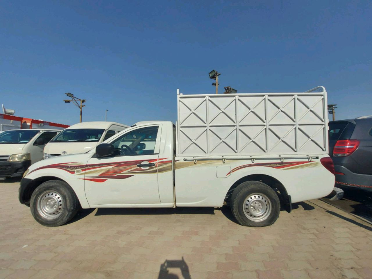Mitsubishi Pickup - Image 3