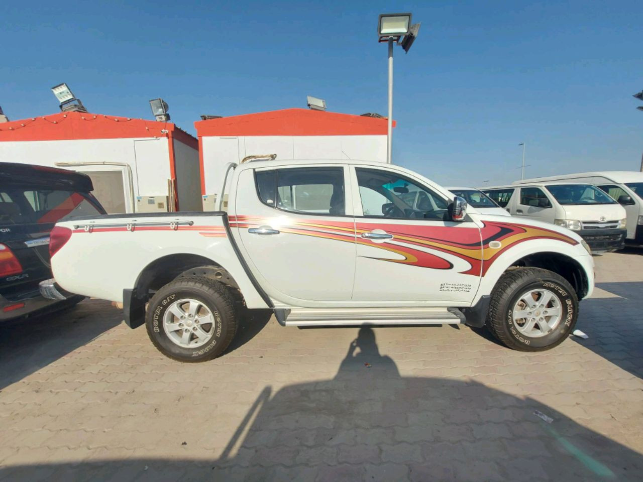 Mitsubishi Pickup - Image 4