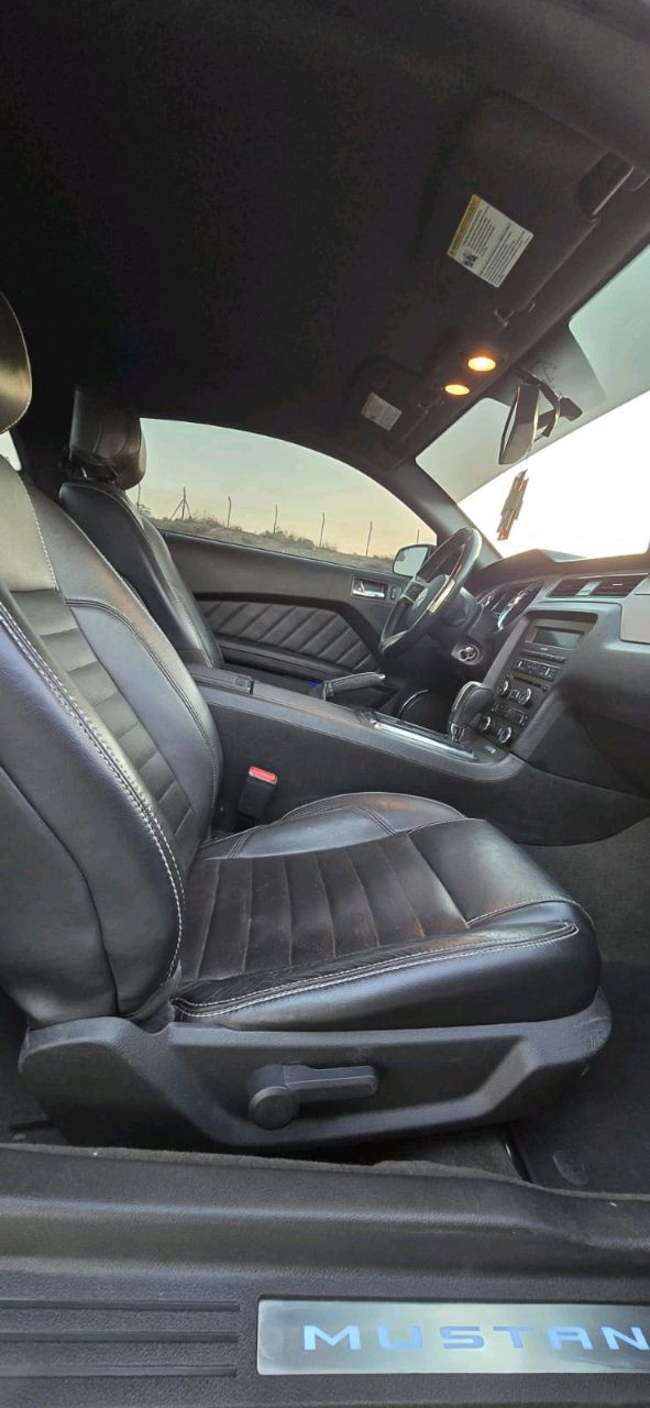Ford Mustang - Image 8