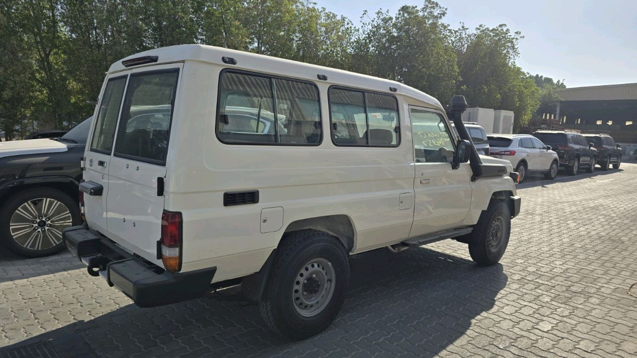 Toyota Land Cruiser - Image 7