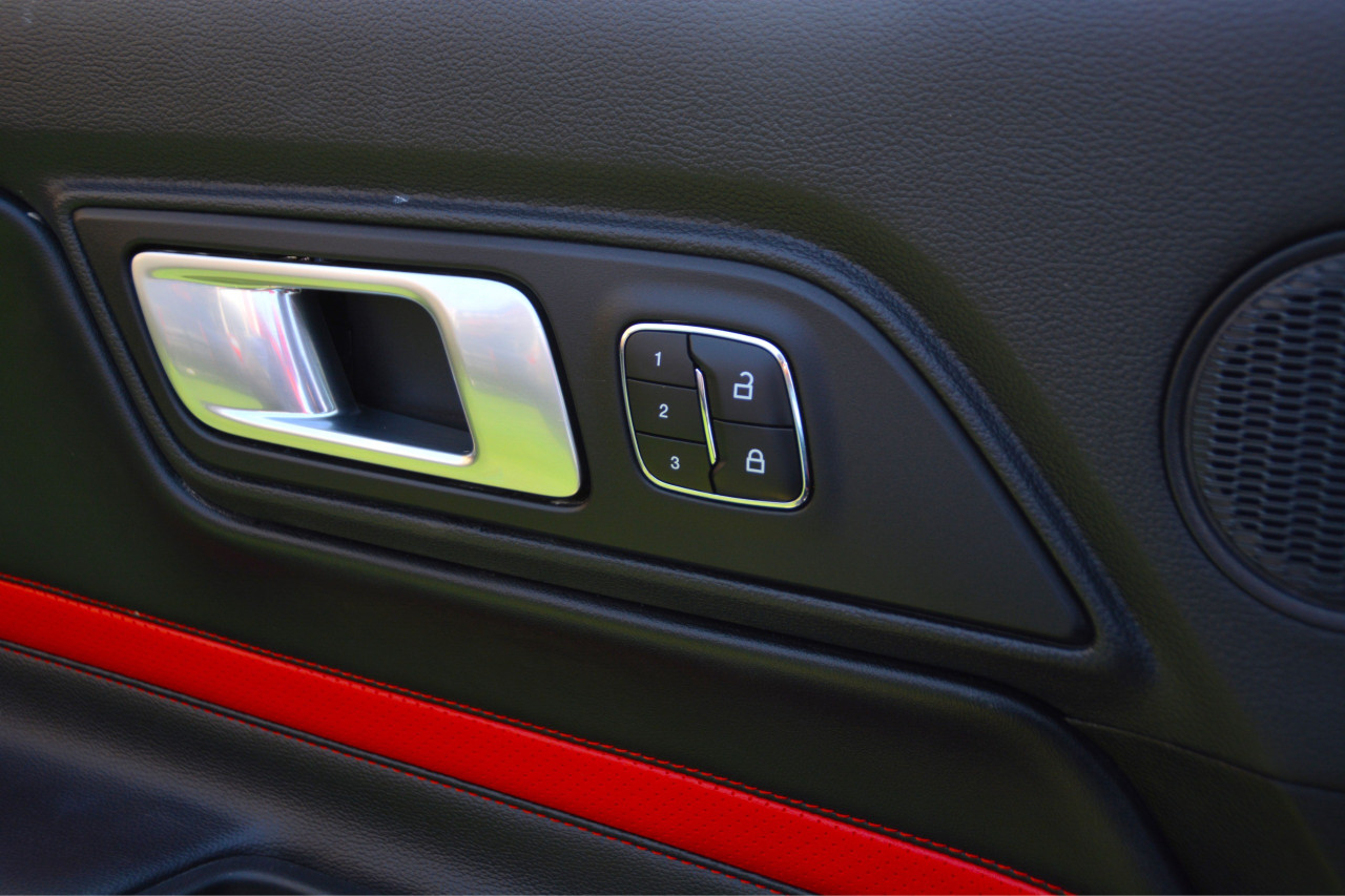 Ford Mustang - Image 9