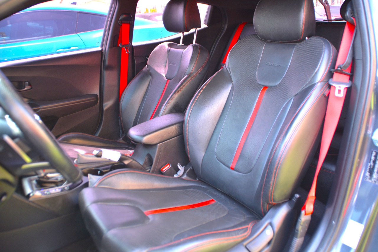 Hyundai Veloster - Image 12