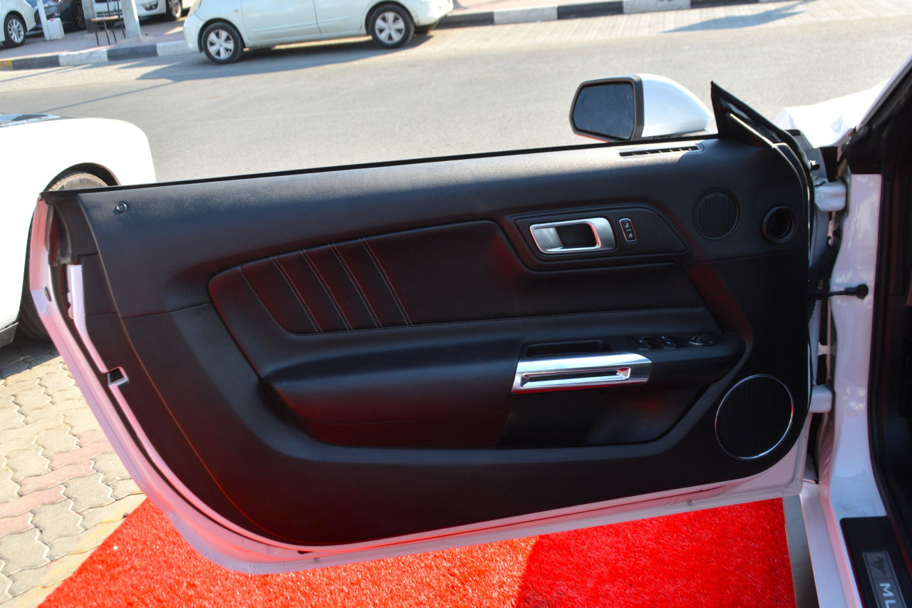 Ford Mustang - Image 12