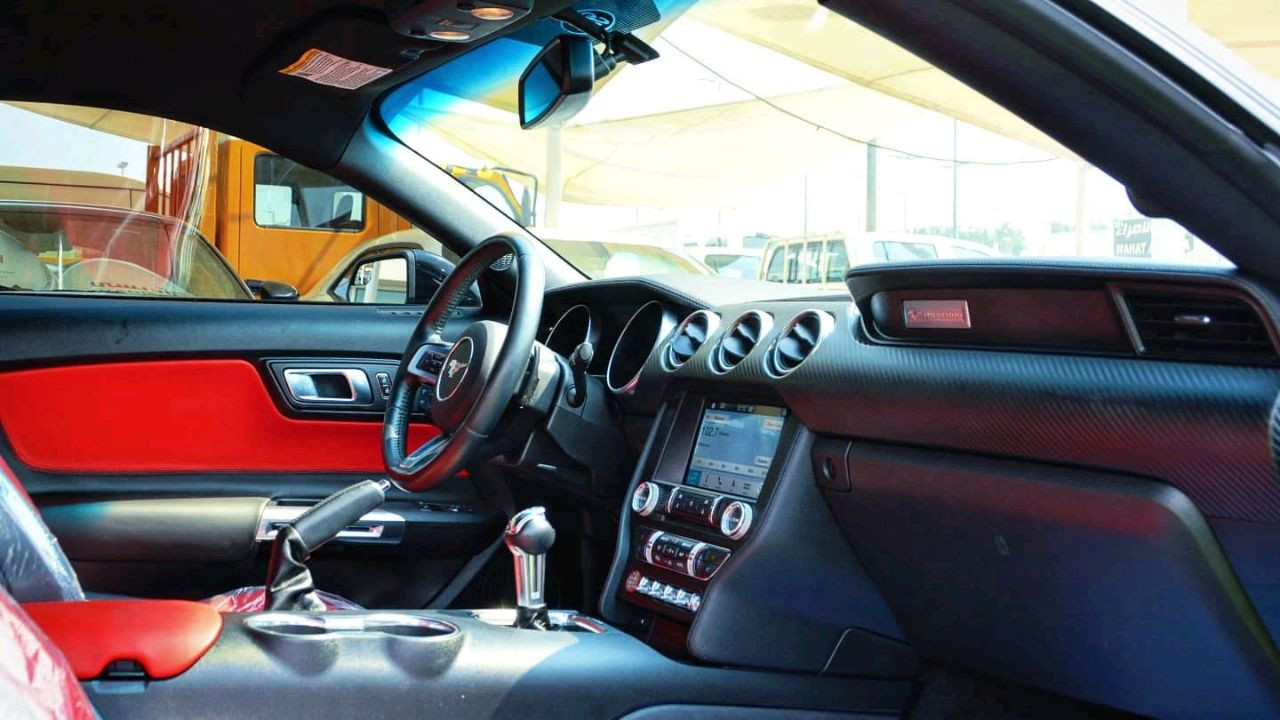 Ford Mustang - Image 10