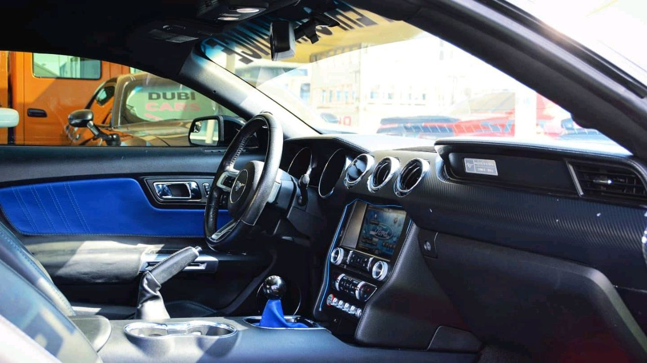 Ford Mustang - Image 10