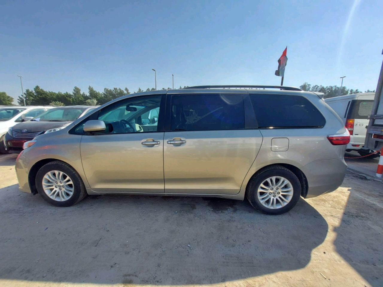 Toyota Sienna - Image 2