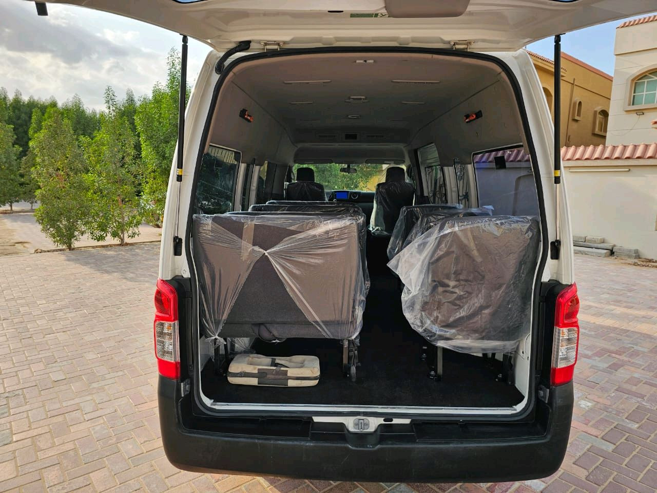 Nissan Urvan - Image 12
