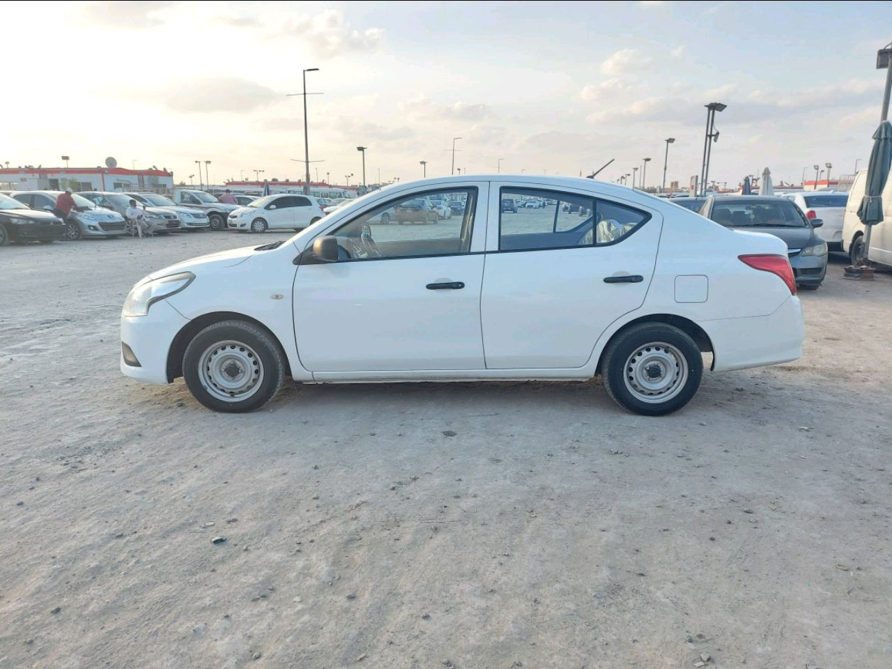 Nissan Sunny - Image 4