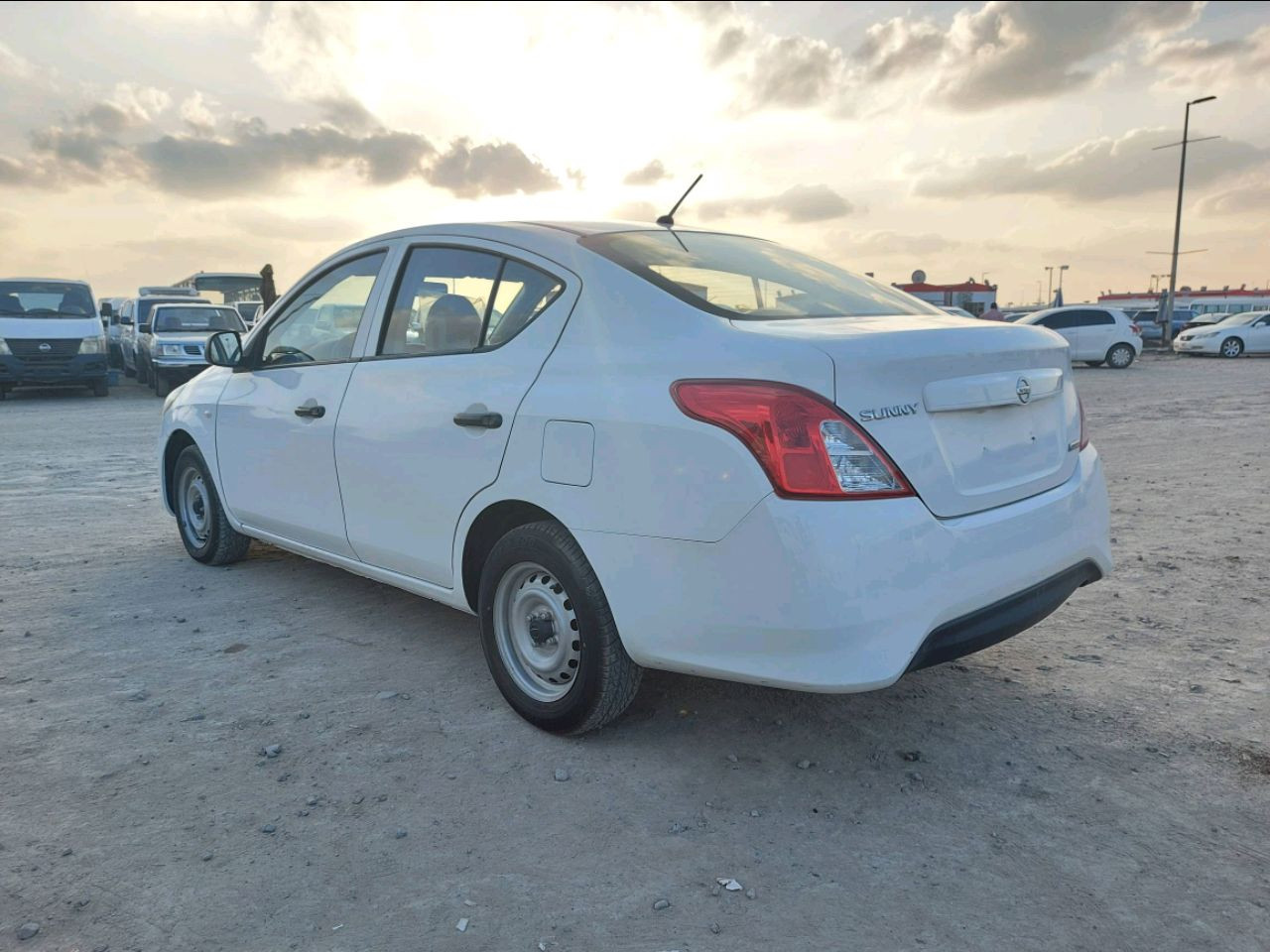 Nissan Sunny - Image 3