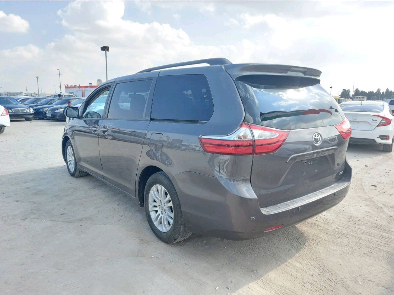 Toyota Sienna - Image 3