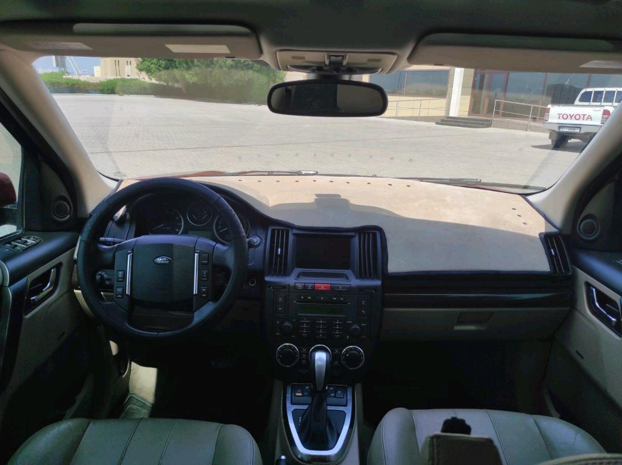 Land Rover LR2 - Image 9