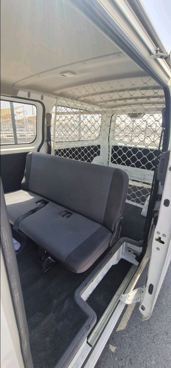Nissan Urvan - Image 10