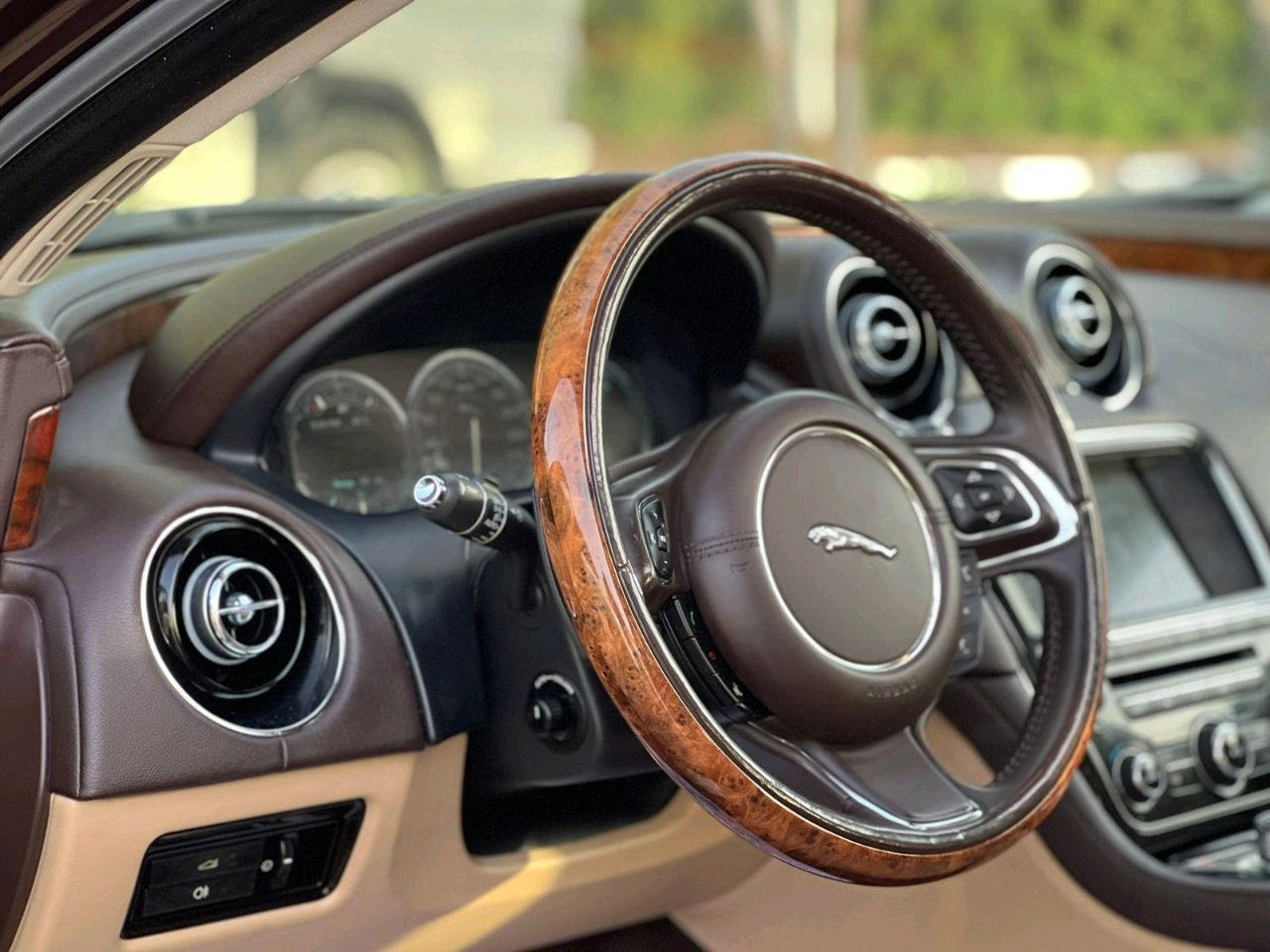 Jaguar XJ-Series - Image 5