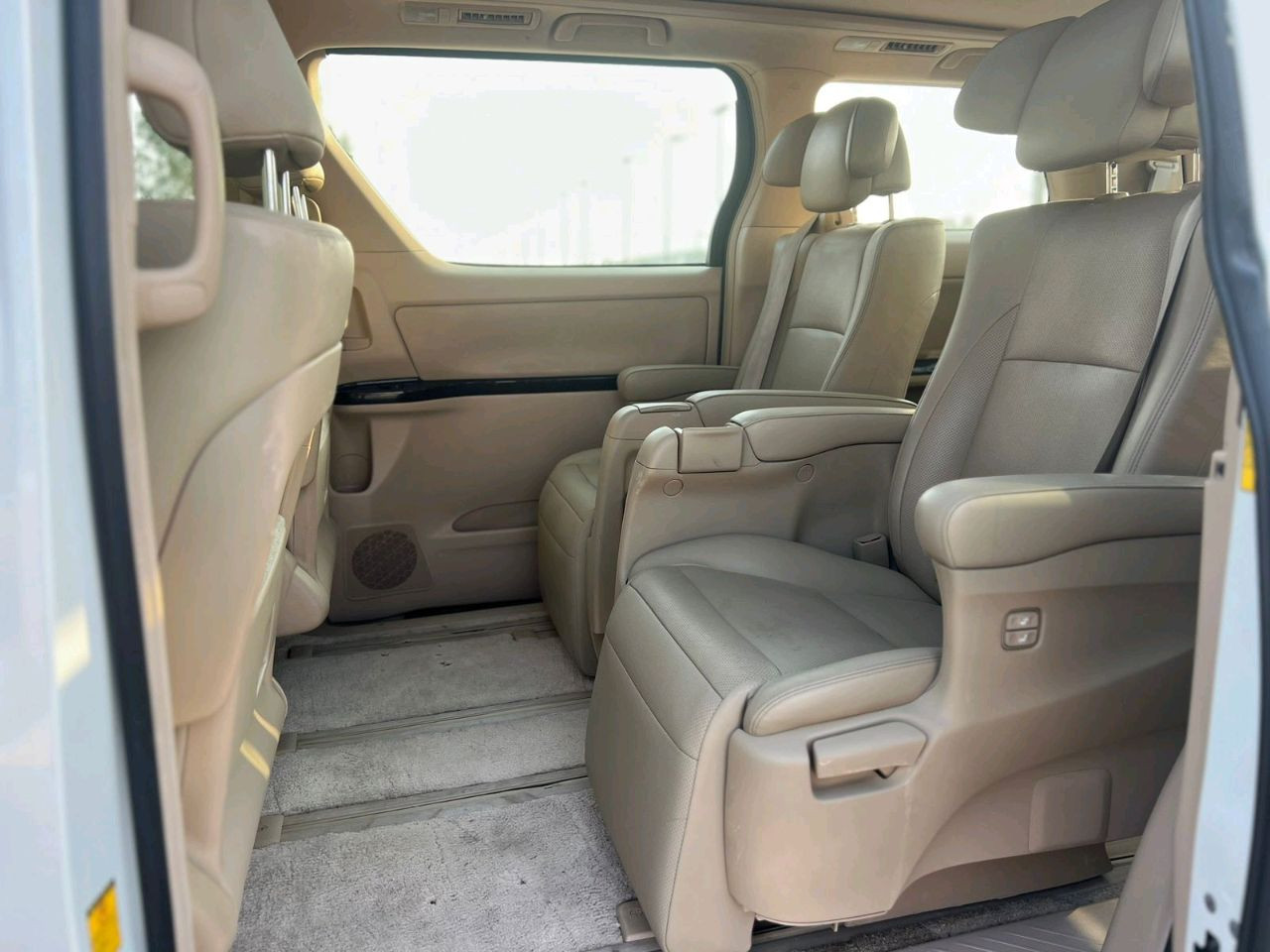 Toyota ALPHARD - Image 8