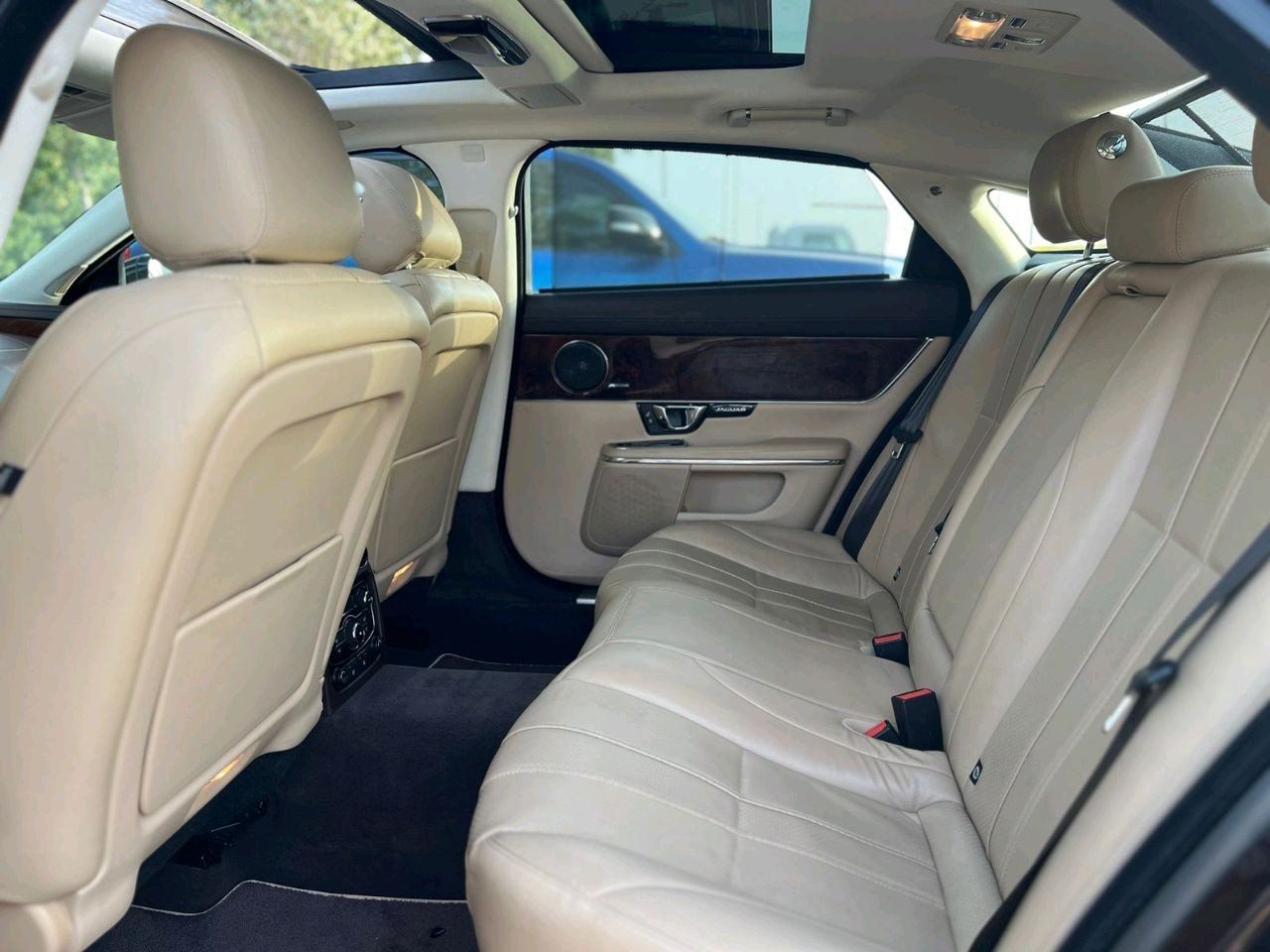 Jaguar XJ-Series - Image 10