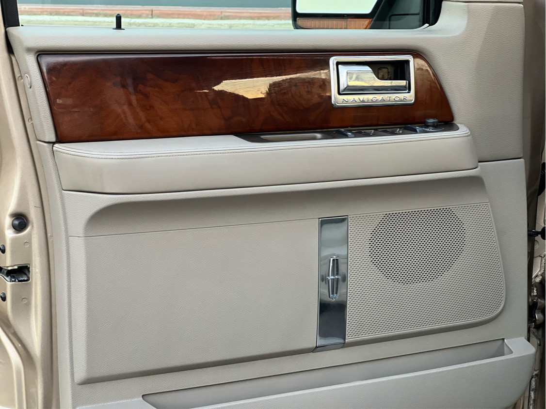 Lincoln Navigator - Image 9