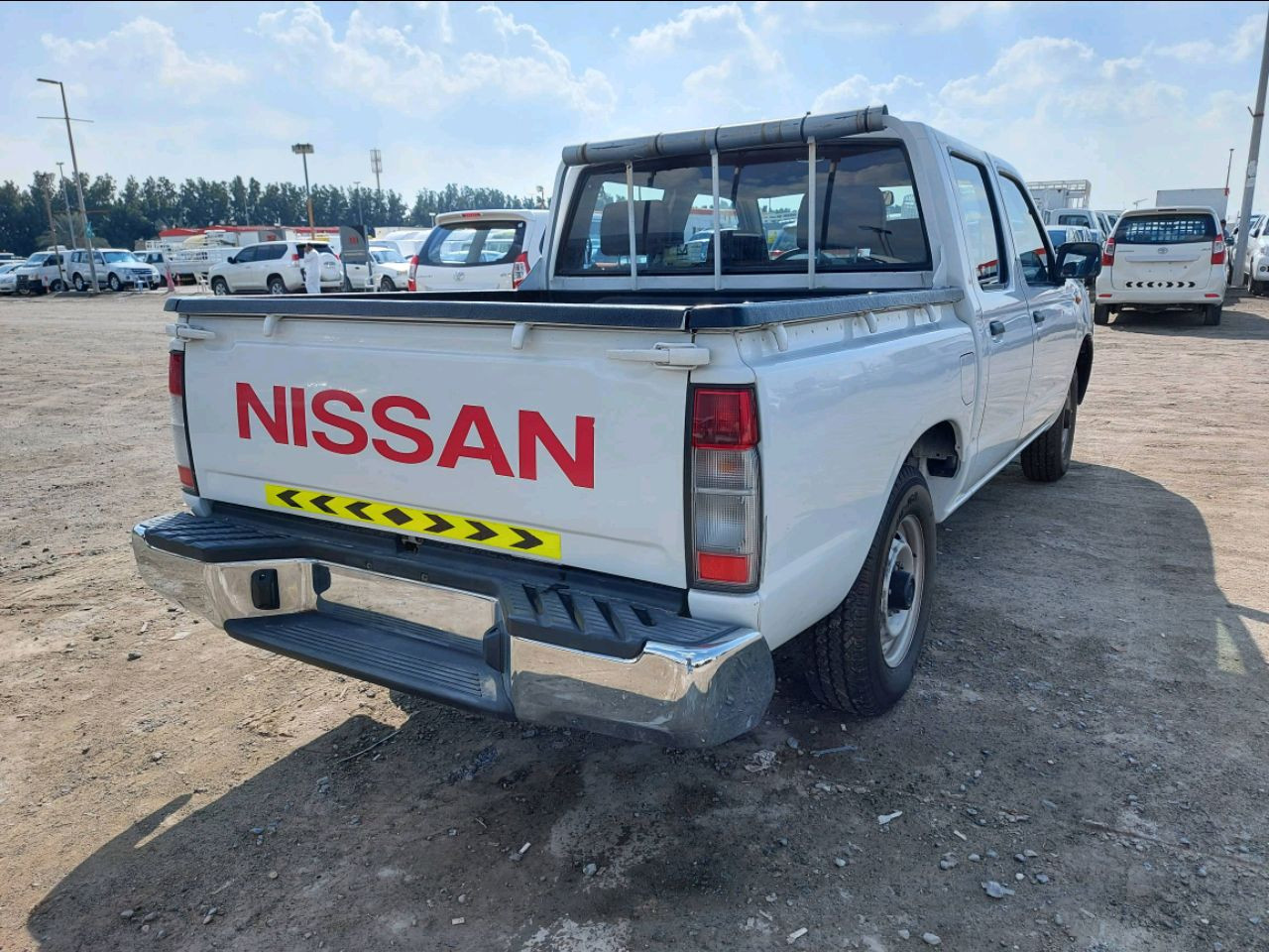 Nissan Double cabin 2400 - Image 4