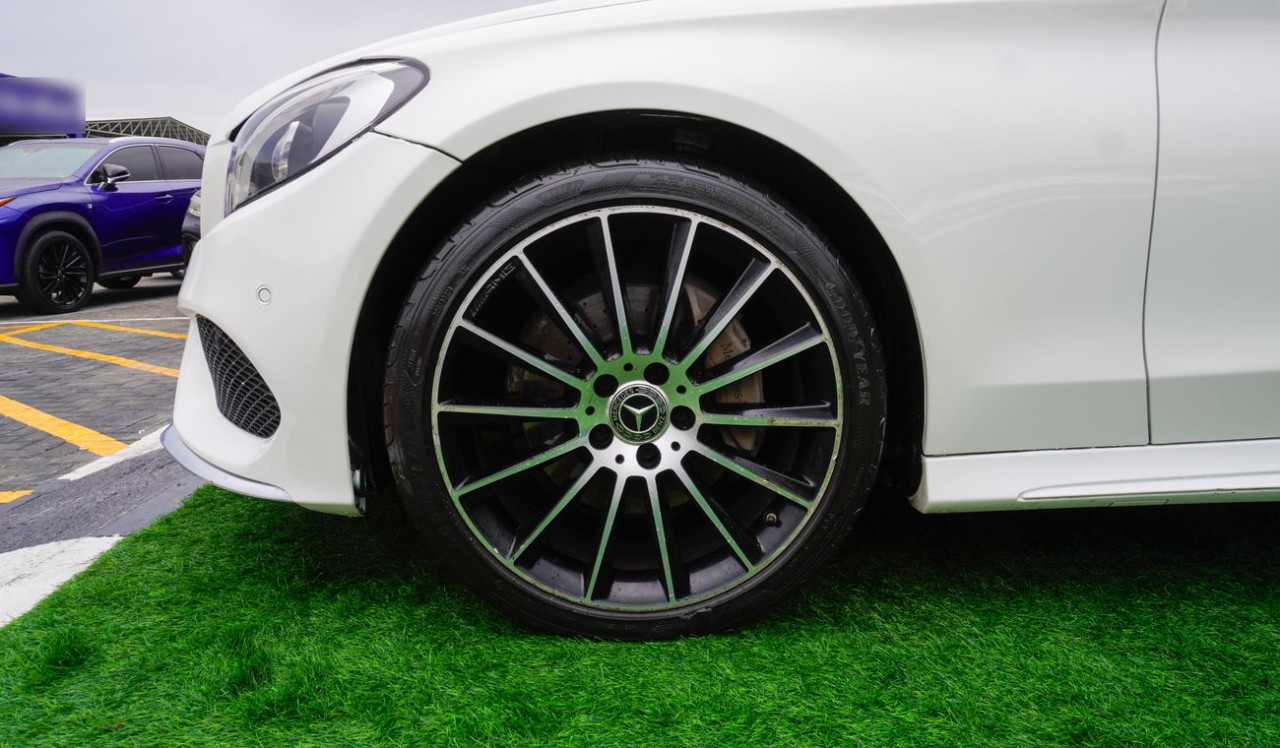 Mercedes Benz C-Class - Image 4