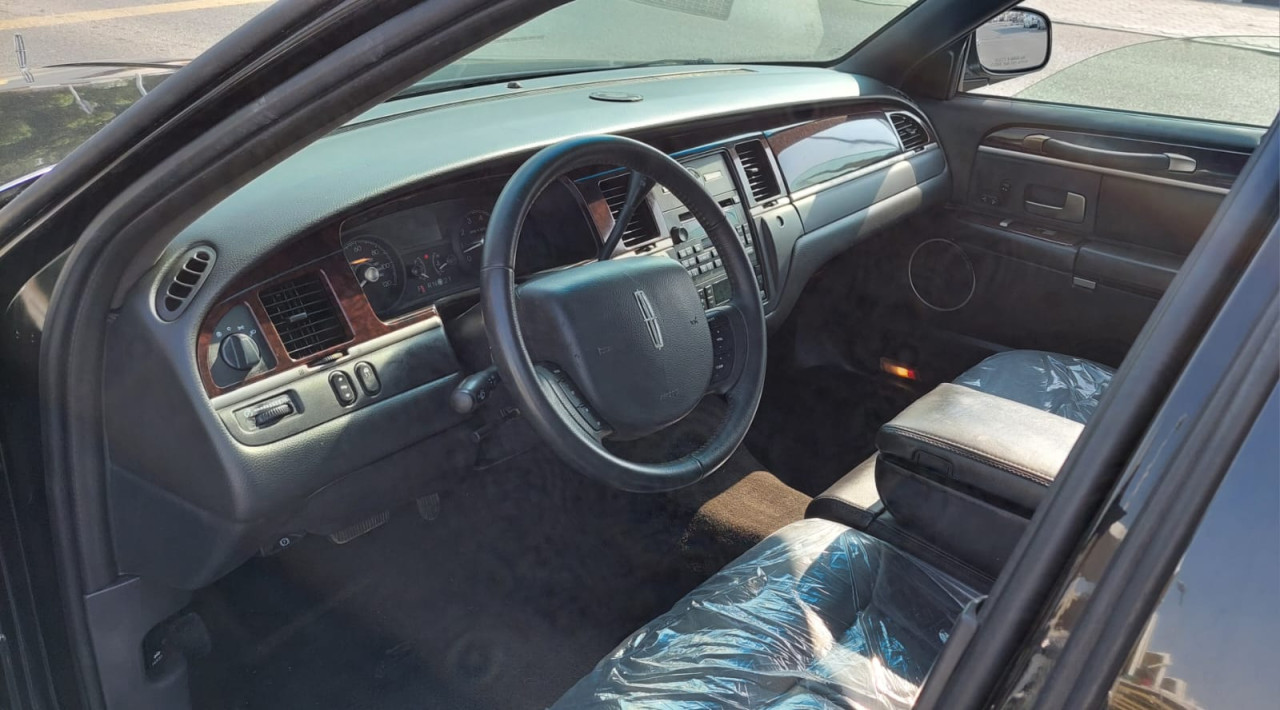 Lincoln Town Car - Image 8