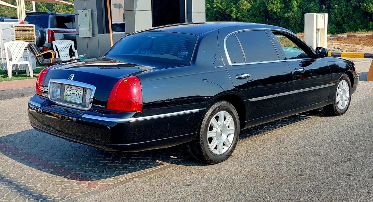 Lincoln Town Car - Image 4