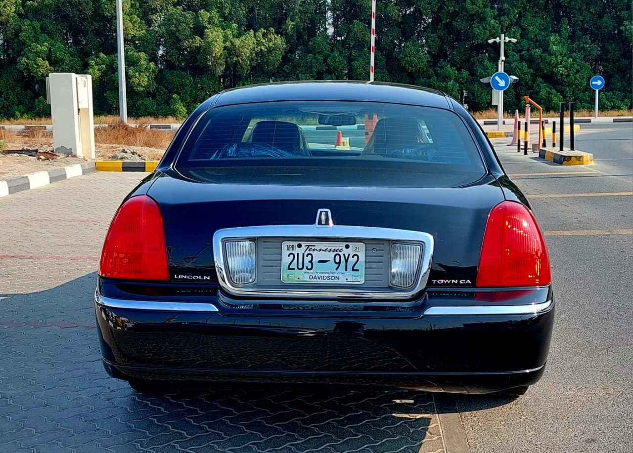 Lincoln Town Car - Image 3