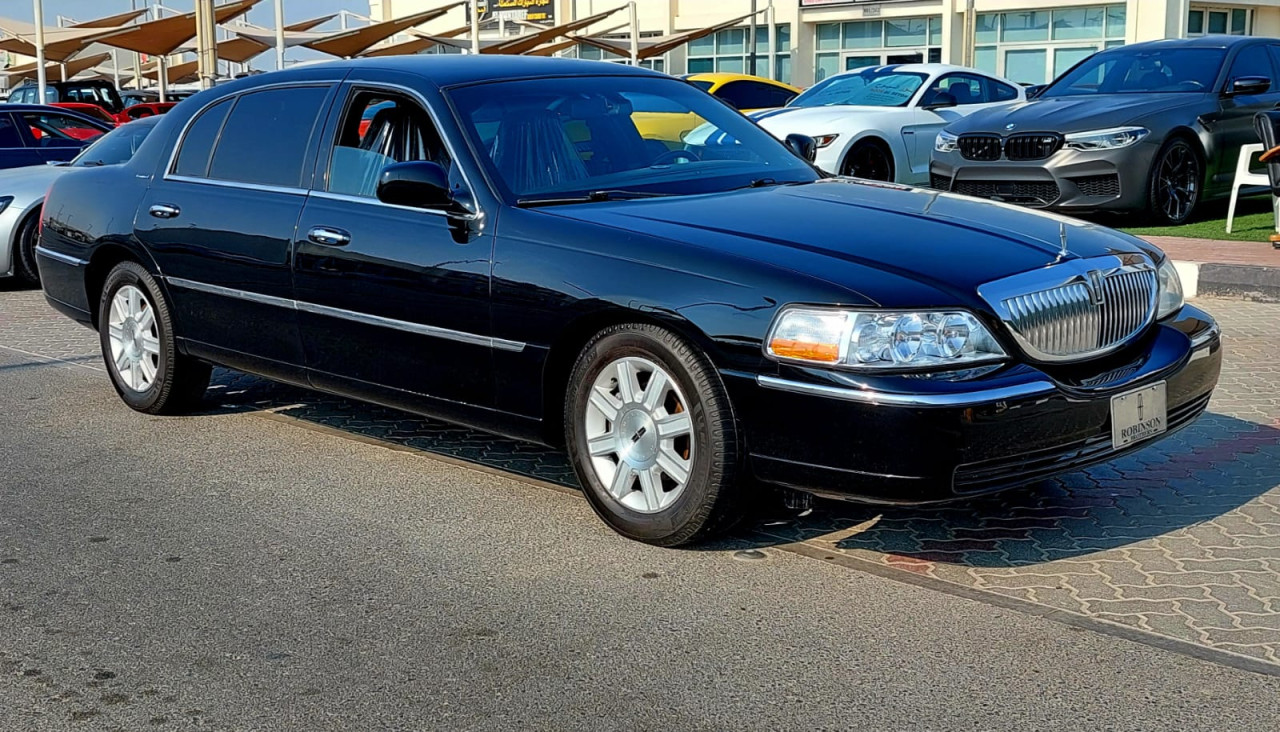 Lincoln Town Car - Image 5