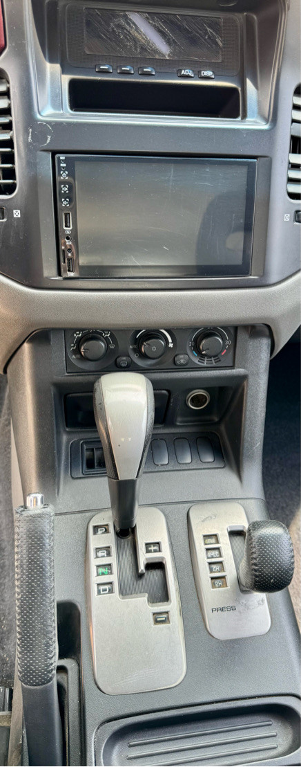 Mitsubishi Pajero - Image 10