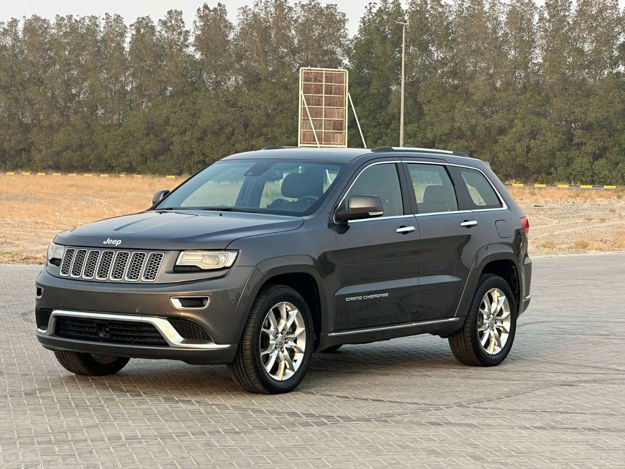 Jeep Grand Cherokee - Image 11