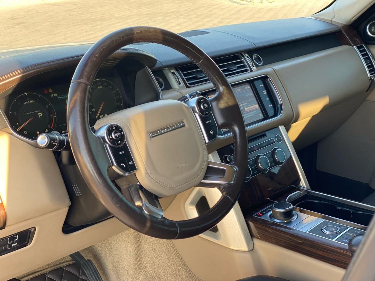 Land Rover LR4 - Image 9
