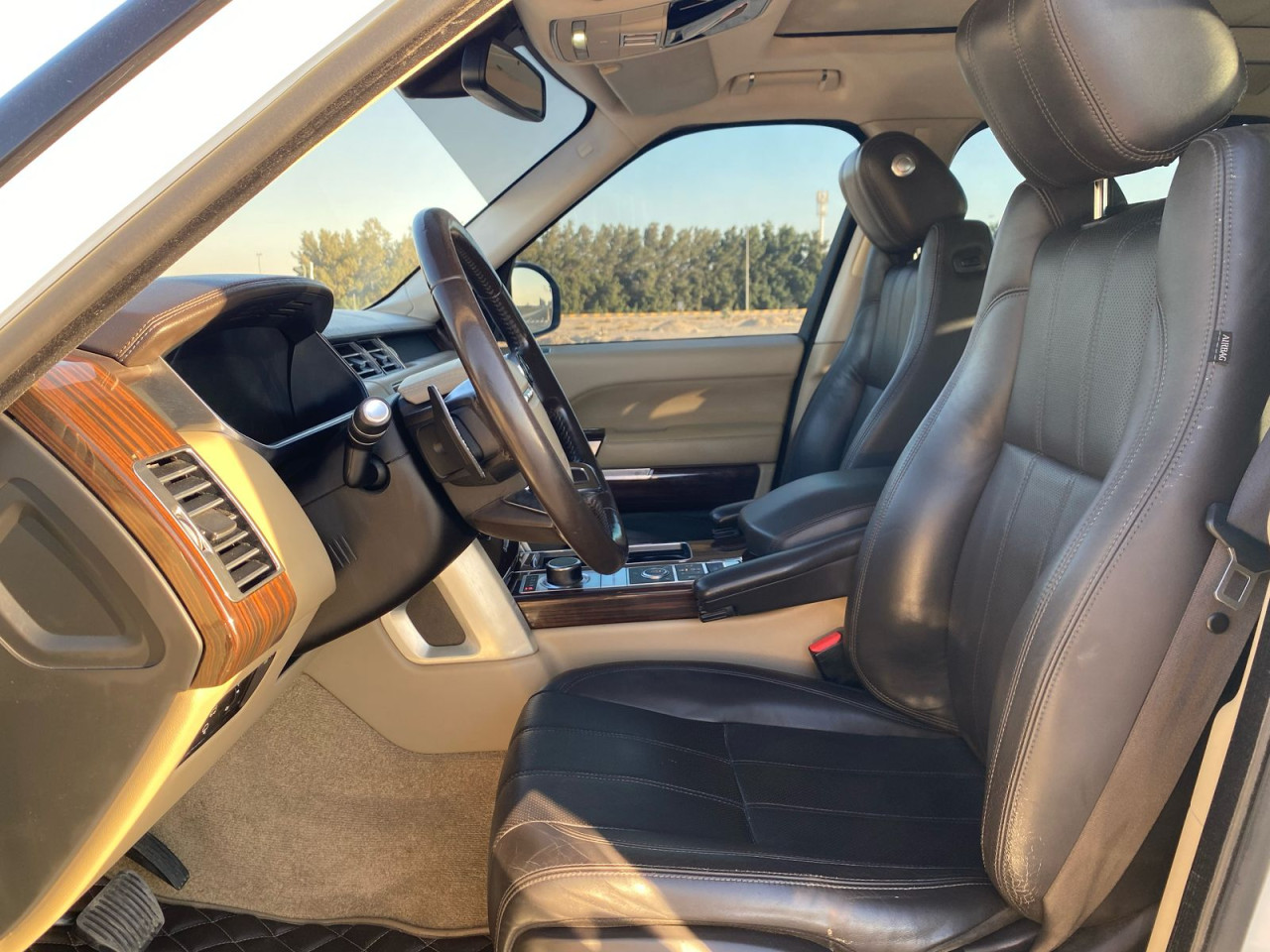Land Rover LR4 - Image 8