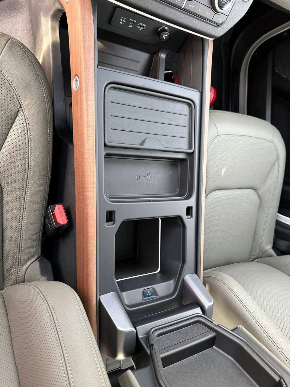 Land Rover Defender - Image 9