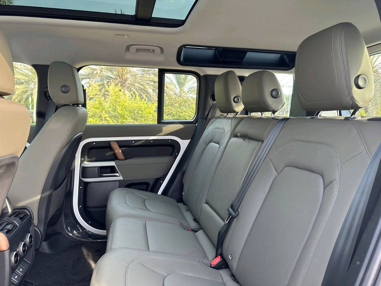 Land Rover Defender - Image 10
