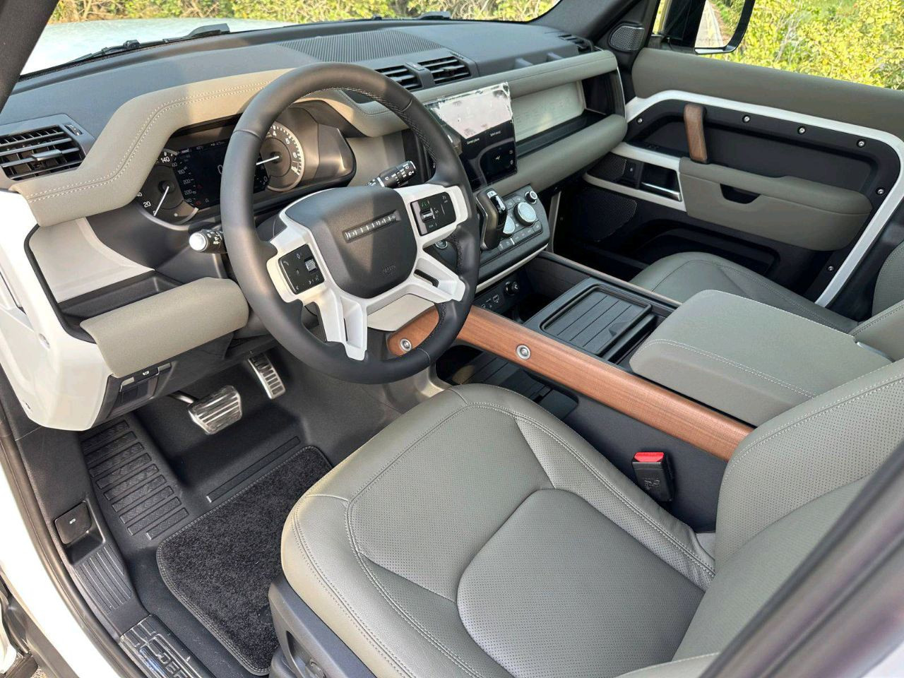 Land Rover Defender - Image 6