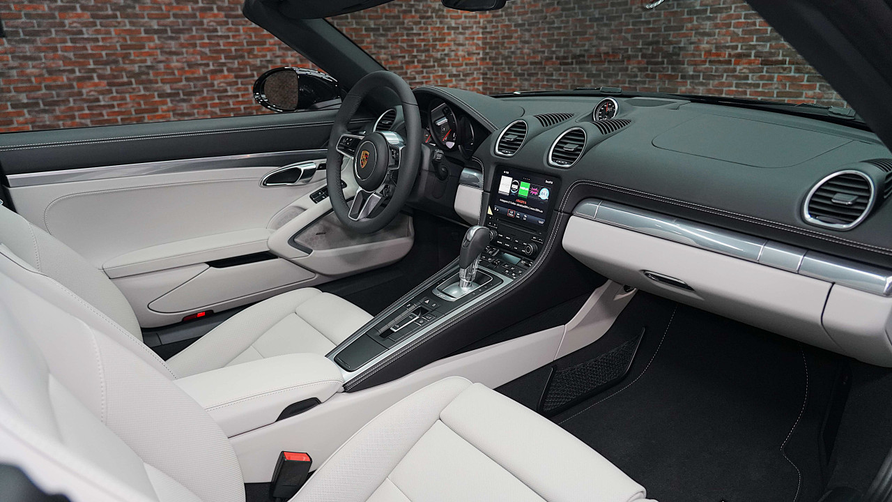 Porsche Boxster - Image 11