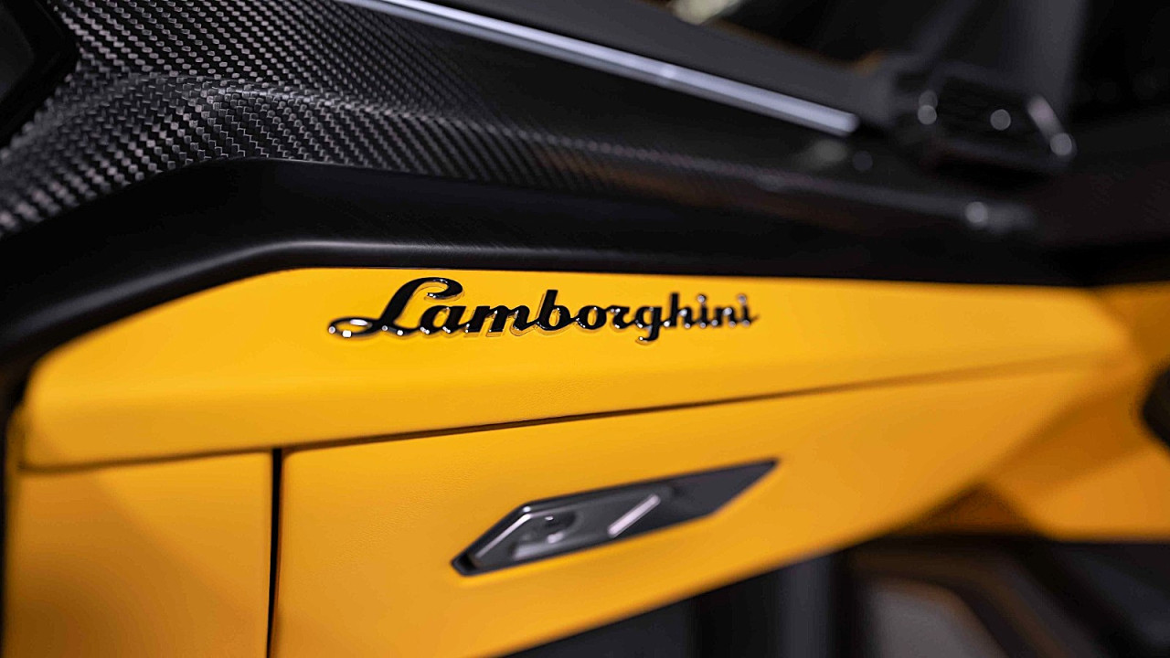 Lamborghini Urus - Image 11