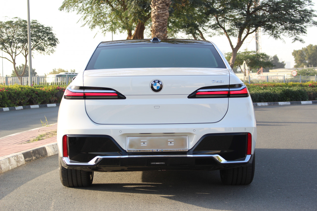 BMW 7-Series - Image 6