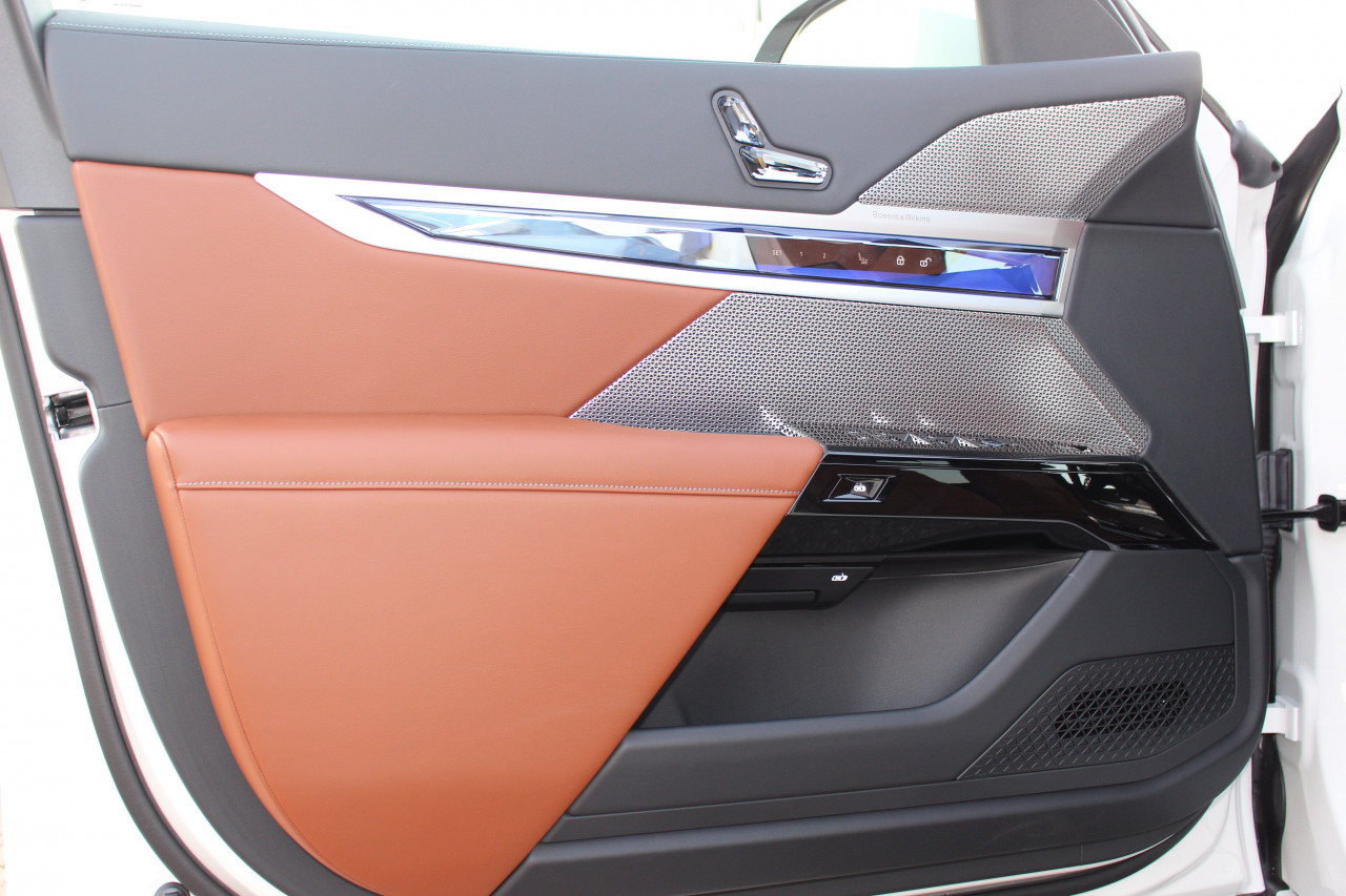 BMW 7-Series - Image 9