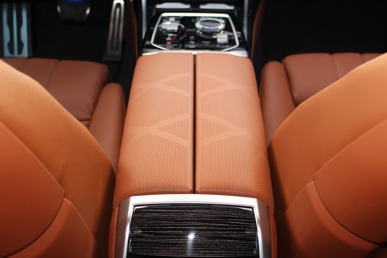 BMW 7-Series - Image 17