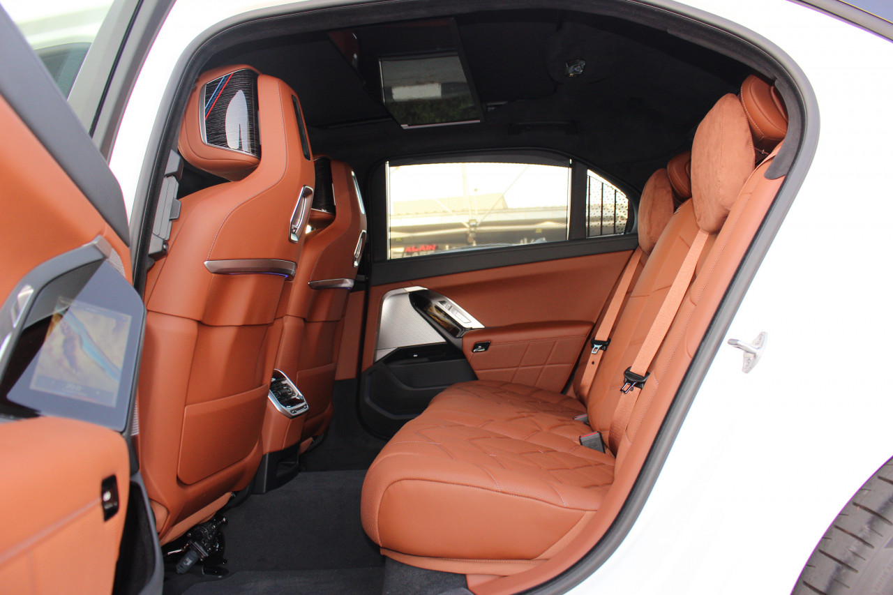 BMW 7-Series - Image 11