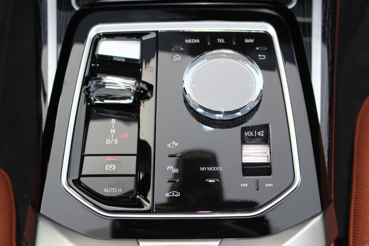BMW 7-Series - Image 15