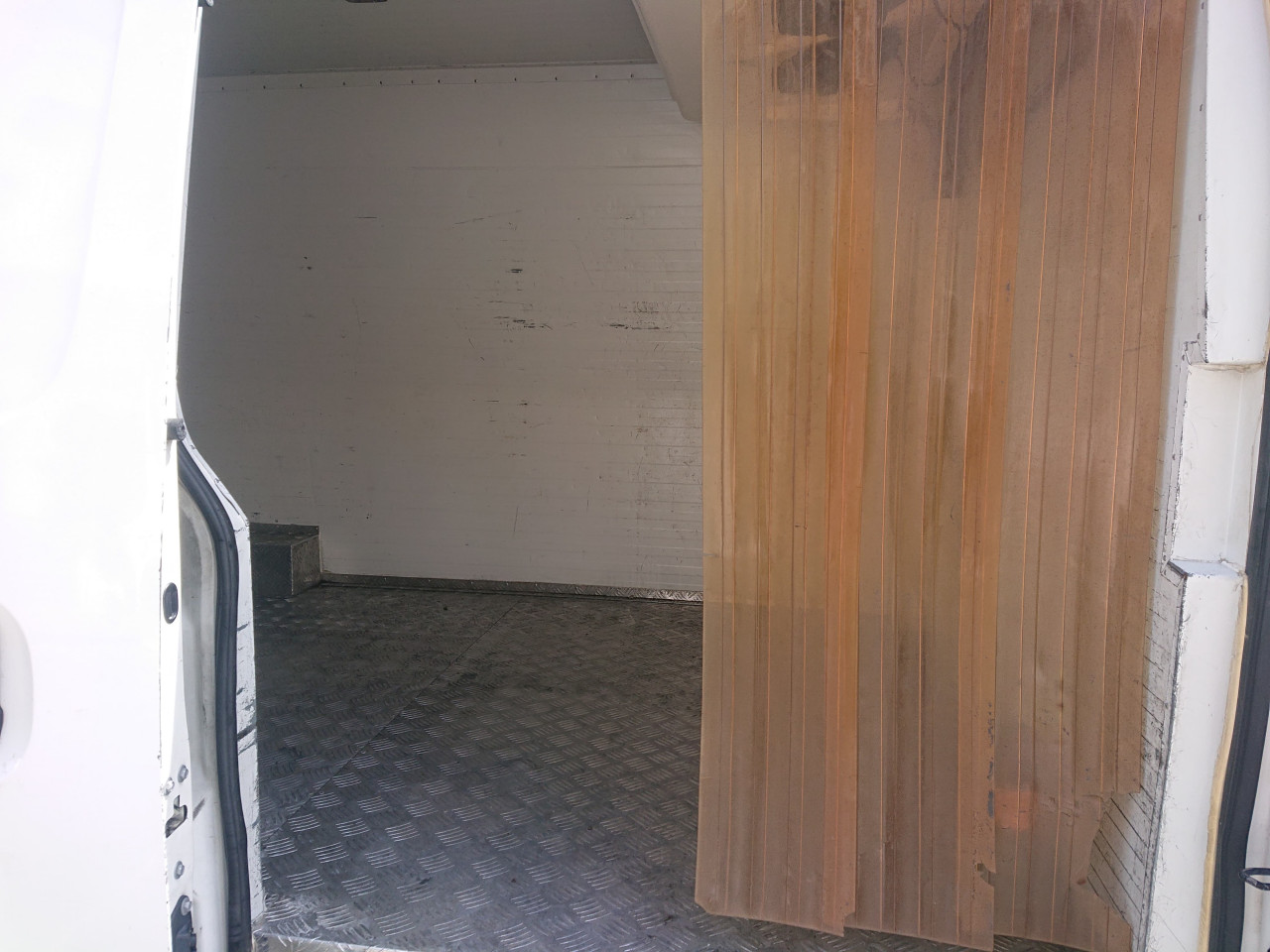 Nissan Urvan - Image 12