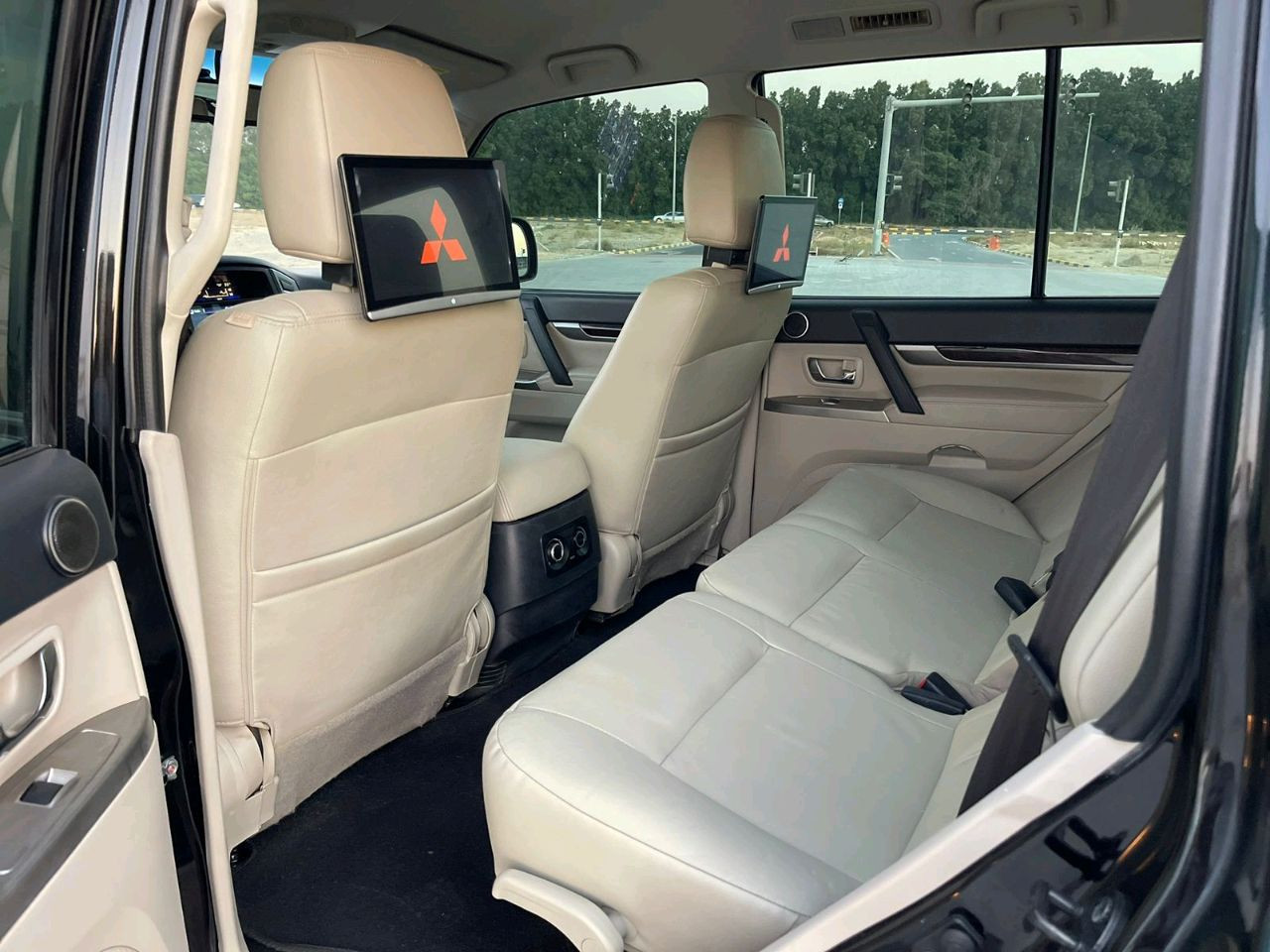 Mitsubishi Pajero - Image 11