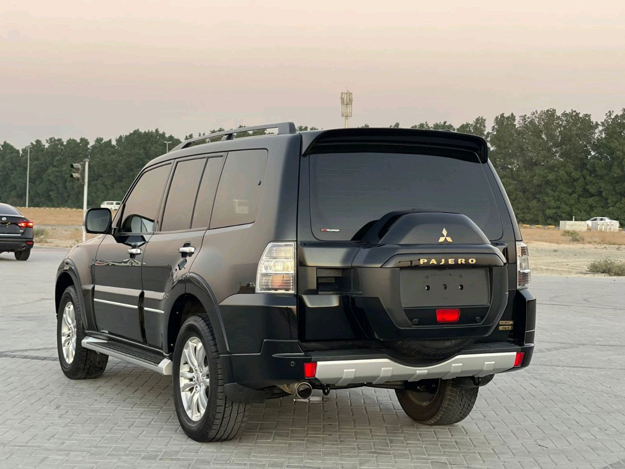Mitsubishi Pajero - Image 12