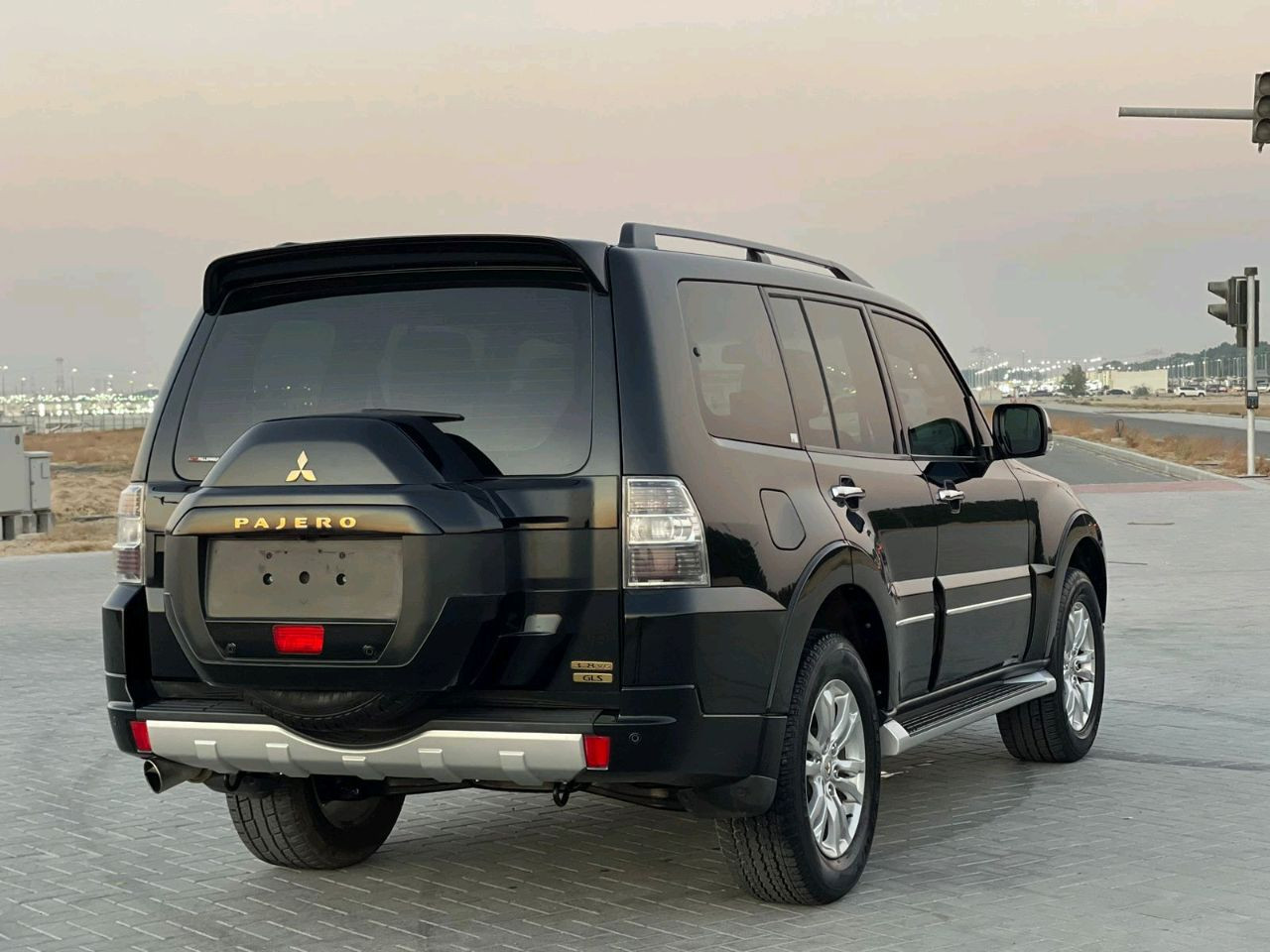 Mitsubishi Pajero - Image 14