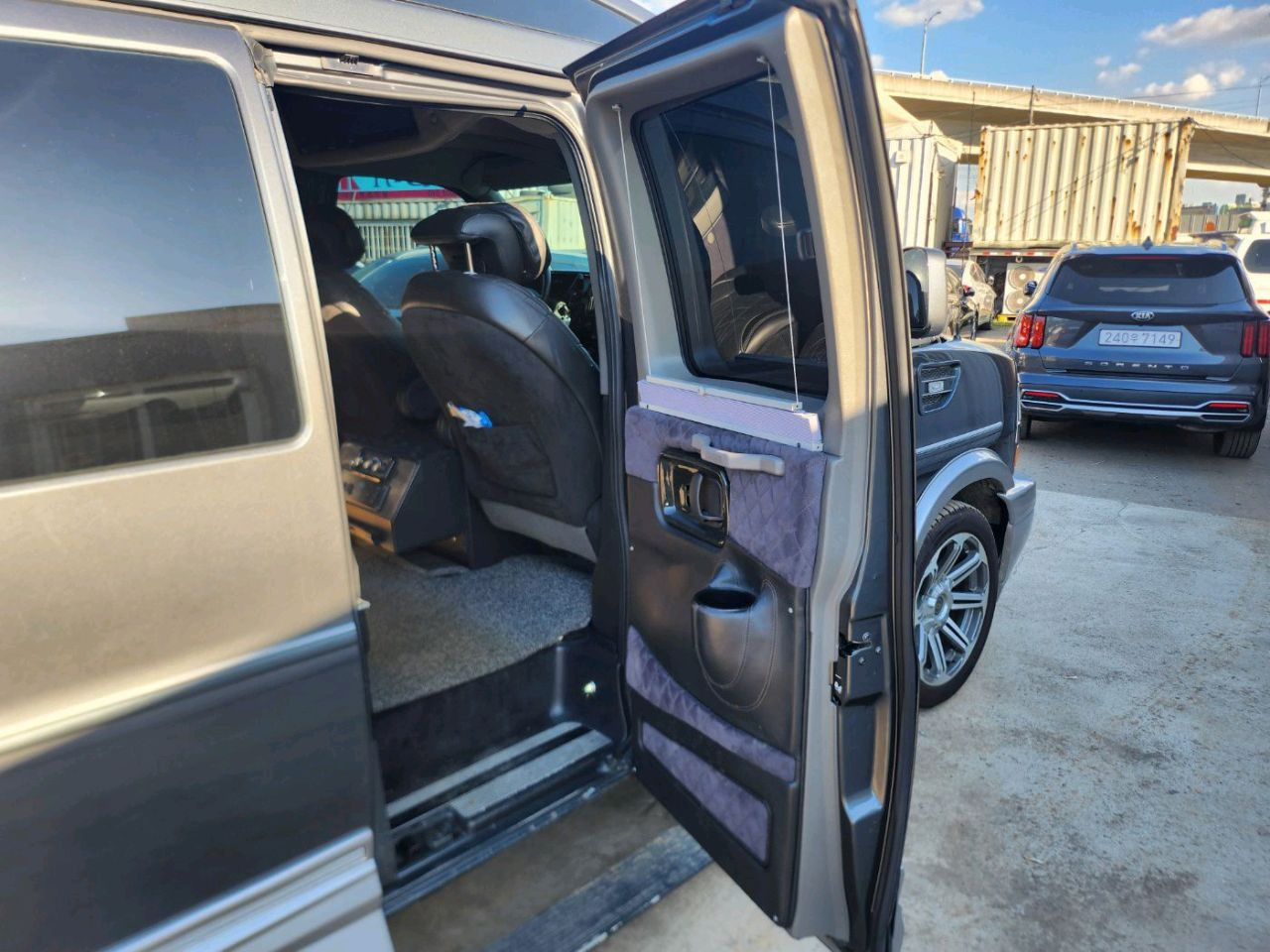 Chevrolet Express - Image 12