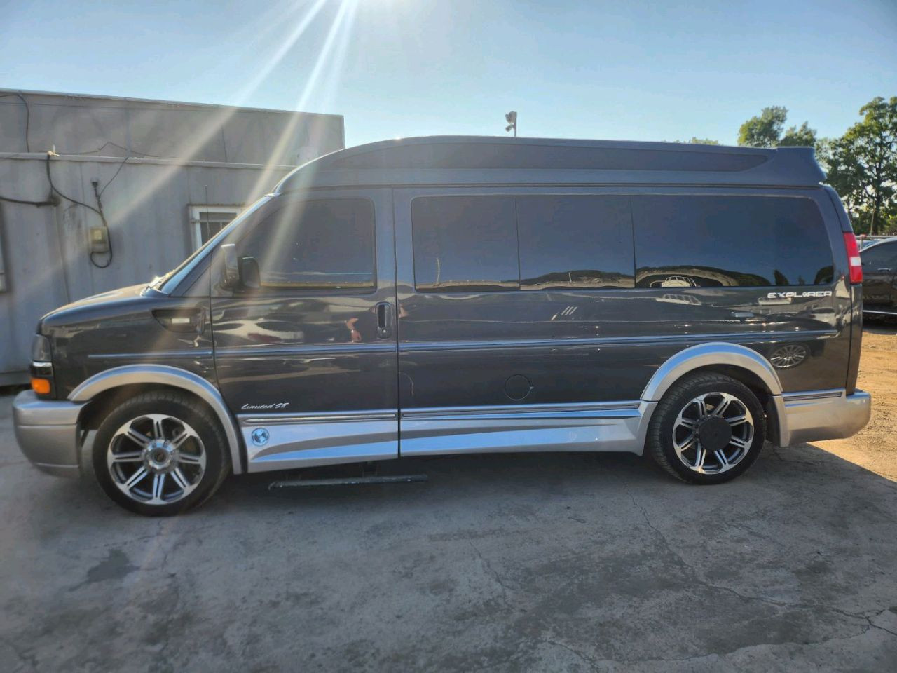 Chevrolet Express - Image 9