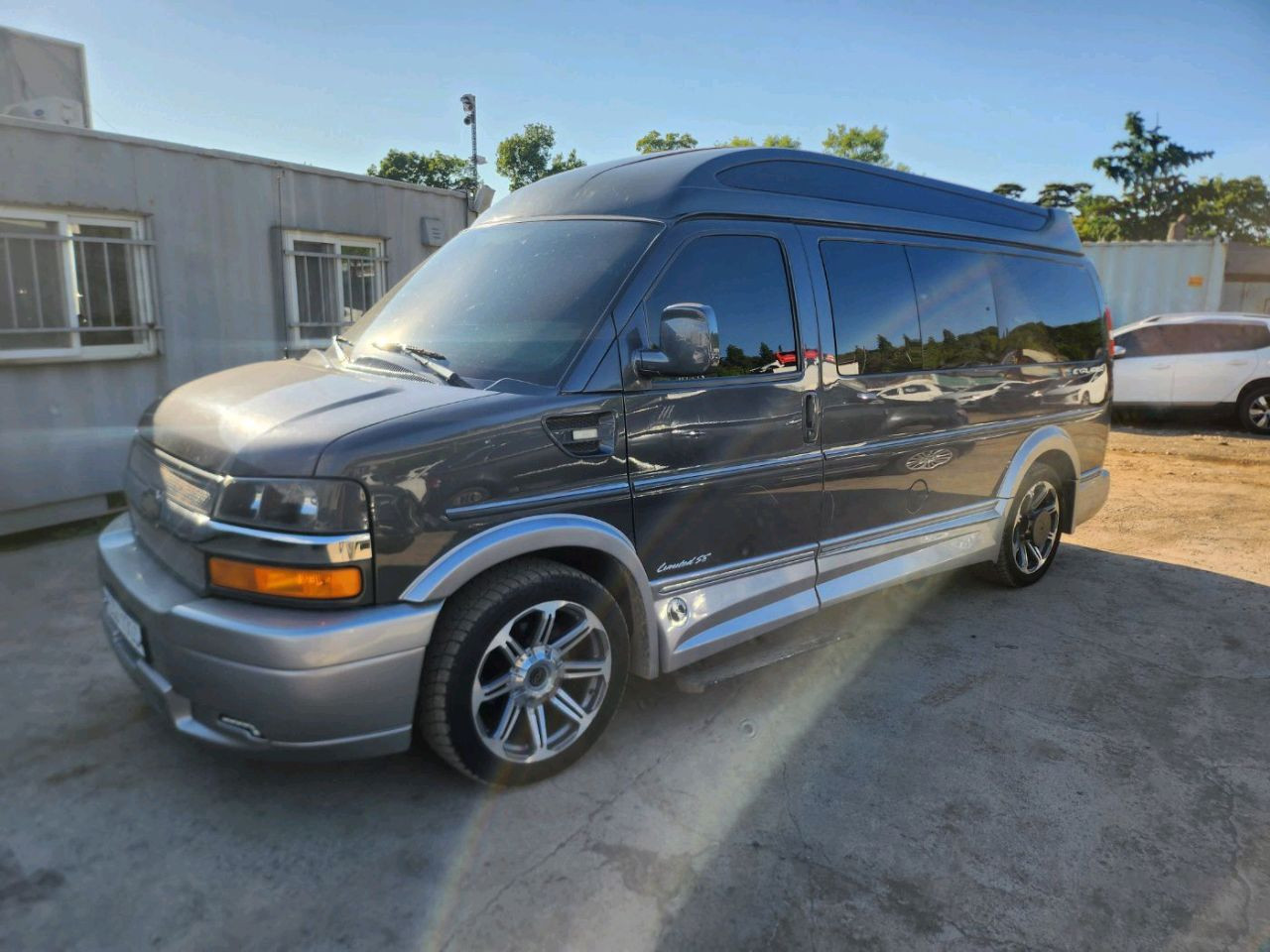 Chevrolet Express - Image 6