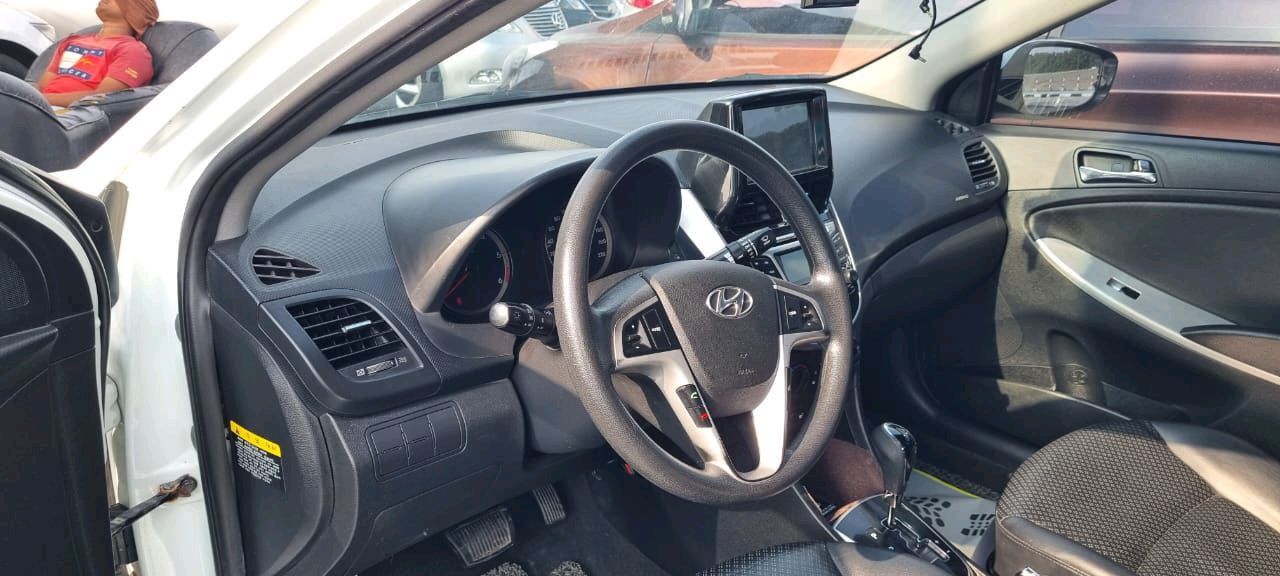 Hyundai Accent - Image 9
