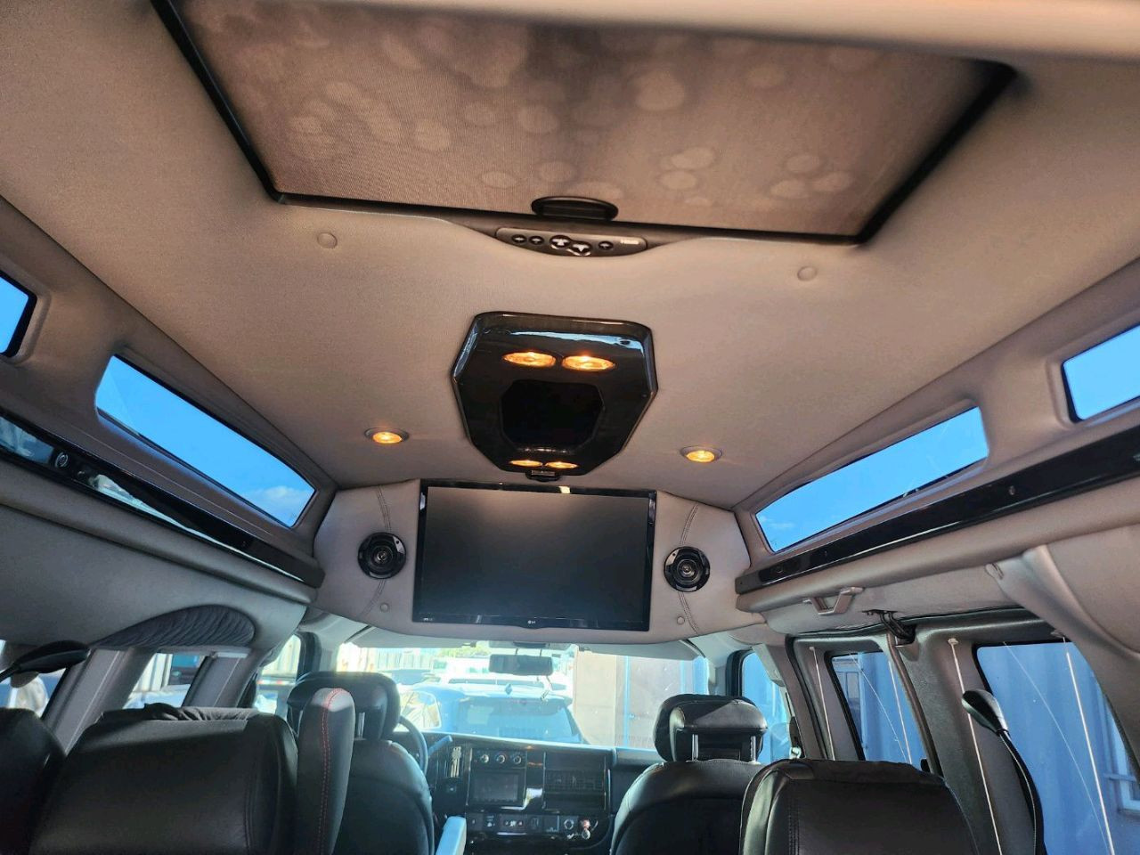 Chevrolet Express - Image 7