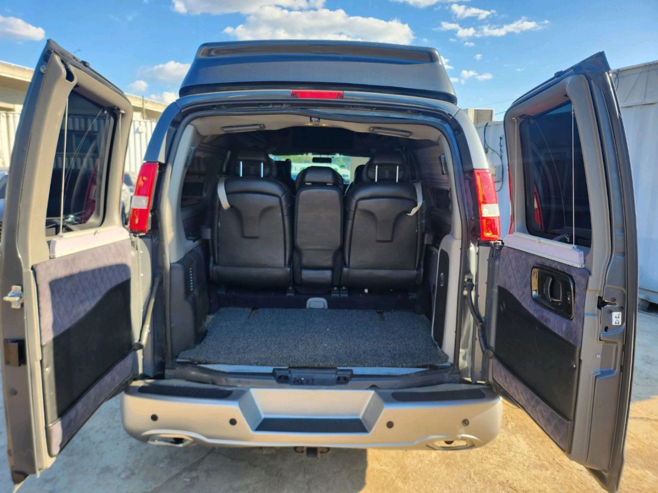 Chevrolet Express - Image 3